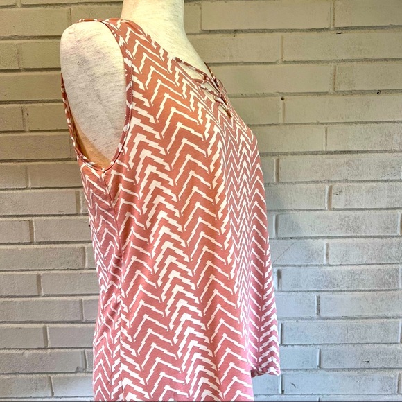 NWT🌸Printed Sleeveless Blouse - Picture 5 of 9